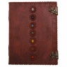 Großes Notizbuch mit sieben Mandalas und sieben Chakra-Steinen auf dem Ledereinband